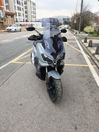 MOTOCAM SYM ADX 300 Siperlik Ön Cam 2024-2025 Model 75cm Açıkfüme Renkli 4mm UZUN CAM