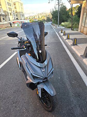 MOTOCAM Sym JET 14 EVO 200 PLUS Siperlik Ön Cam 2023-2025 Model 58cm Siyah Renkli 4mm