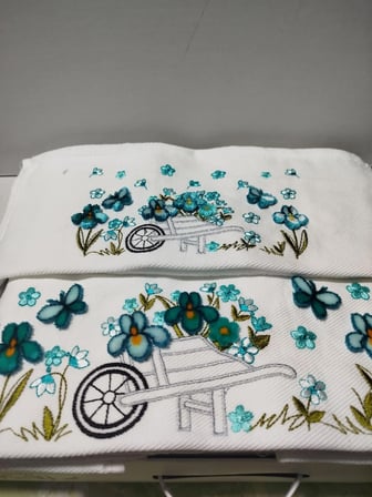 Taftink 3D Nakışlı Beyaz Soft Kadife Analı Kızlı Havlu Seti %100 Pamuk(1 Adet 30x50 cm ve 1 Adet 50x90 cm)