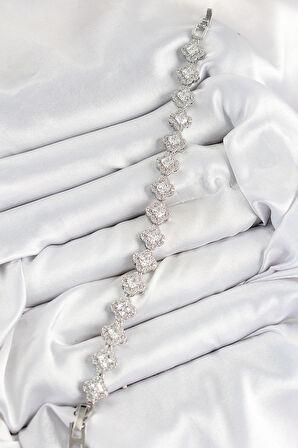 Pirinç Zirkon Taşlı Yonca Baget Model Gümüş Renk VIP Seri Kadın Bileklik