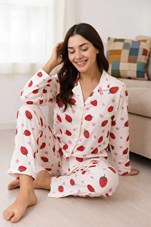 Kadın Pijama Takımı Boydan Düğmeli Raporlu Kumaş Milan Çilek Desenli