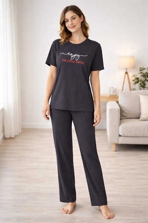 Kadın %100 Pamuk Pijama Takımı Raporlu Kumaş Rahat Kalıp Yazlık Ev Giyim