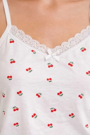 Kadın Beyaz Kiraz Desenli İp Askılı Şortlu Pijama Takımı Dantel Detaylı