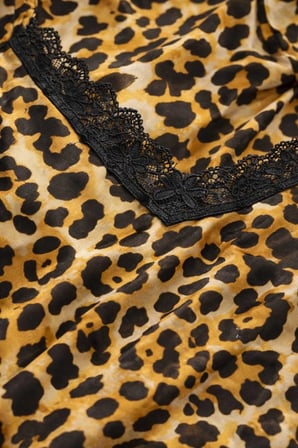 Kadın Leopar Desenli İp Askılı Şortlu Pijama Takımı Dantel Detaylı
