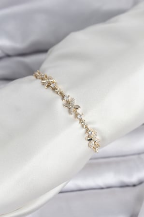 Gold Renk Yonca Model Zirkon Taşlı Asansörlü Kadın Bileklik