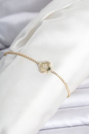 Pirinç Gold Renk Zirkon Taşlı Yonca Model Su Yolu Kadın Bileklik