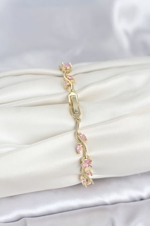 Pirinç Gold Renk Pembe Zirkon Taşlı Çiçek Model Kadın Bileklik
