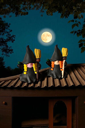 Dekoratif Elinde Süpürgesi Olan Turuncu Saçlı Cadı Biblosu