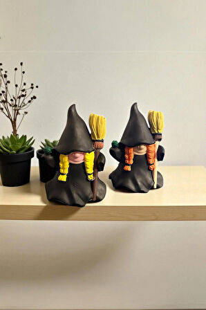 Dekoratif Elinde Süpürgesi Olan Turuncu Saçlı Cadı Biblosu