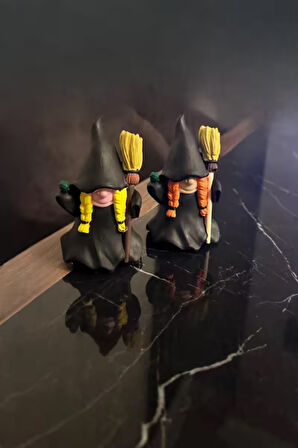 Dekoratif Elinde Süpürgesi Olan Turuncu Saçlı Cadı Biblosu