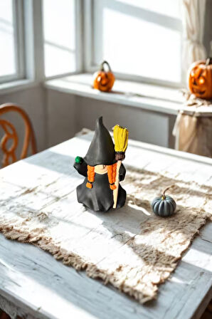 Dekoratif Elinde Süpürgesi Olan Turuncu Saçlı Cadı Biblosu