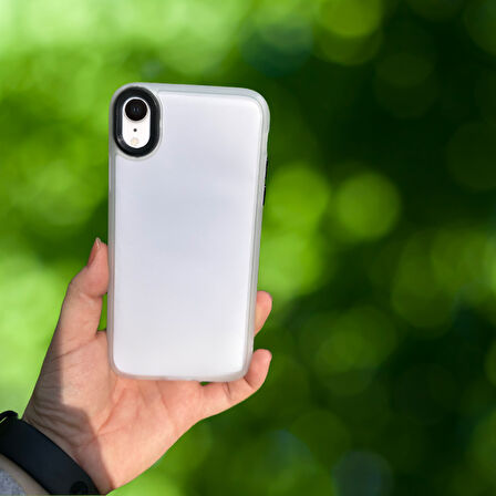 İPHONE XR YANLARI RENKLİ SİLİKON PARLAK ARKA YÜZEYLİ  TİGER HİBRİT KAPAK BEYAZ