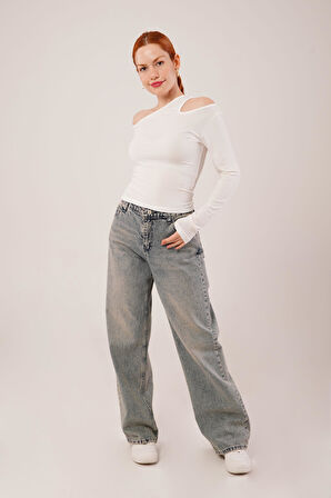 leyla sanat sanata yeni bir bakış açısı Omuz Dekolte Detaylı Beyaz Bluz