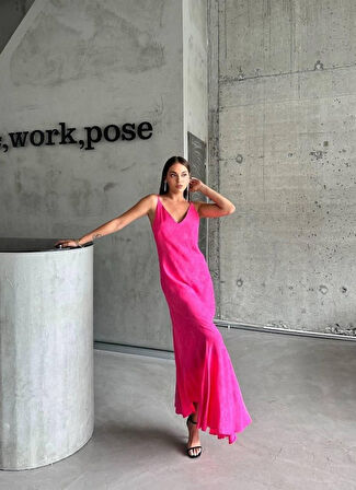 leyla sanat sanata yeni bir bakış açısı JAKARLI ASKILI SATEN ELBİSE ASİMETRİK - Pembe