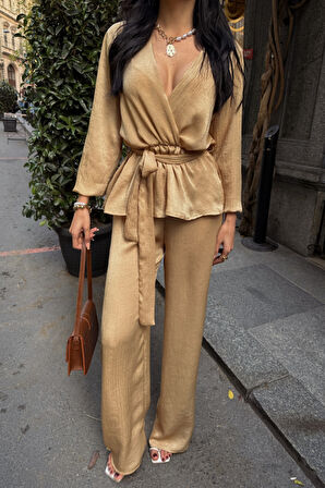 leyla sanat sanata yeni bir bakış açısı SATEN KRUVAZE BAĞLAMALI BLUZ- PANTOLON TAKIM - Bej