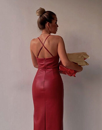 leyla sanat sanata yeni bir bakış açısı Kırmızı Sırt Dekolteli Deri Elbise