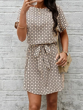 leyla sanat sanata yeni bir bakış açısı Kadın Kısa Kollu Yuvarlak Yaka Beli Kuşaklı Geometrik Desenli Süprem Elbise