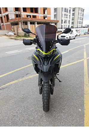 Benelli TRK 702 X Siperlik Ön Cam 2024 Model 51cm Siyah Renkli 4mm 2. TASARIM