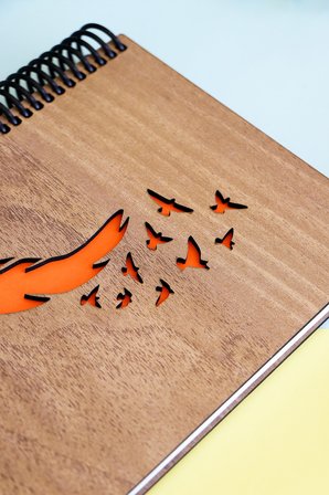 Doğal Ahşap Kapaklı Çizgisiz Defter – Şık ve Dayanıklı Tasarım