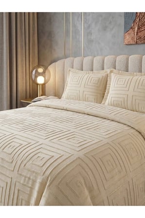 Premium Kabartma Dokulu Royal Model Çift Kişilik Yatak Örtüsü – 2 Adet Yastık Kılıfı Dahil 250 x 260