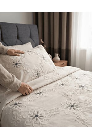 Tek Kişilik Çiçek Desenli Gri Detaylı Yatak Örtüsü Seti – 1 Adet Yastık Kılıfı Dahil 180 x 260