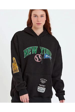 Kadın Oversize Kapüşonlu Cepli Ön Kol Baskılı  İplik Pamuklu Hoodie Sweatshirt - Siyah