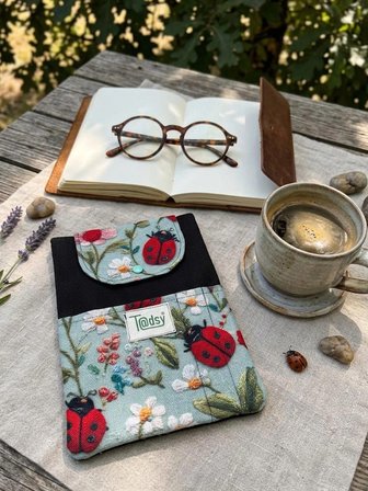 Uğur Böceği desenli Kitap Kılıfı Şık ve Kitap Koruyucu Kılıf Cepli Çok Amaçlı Hediye 19x25 cm