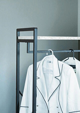 DEKORATİF METAL AYAKLI BEYAZ AHŞAP RAFLI ELBİSE ASKILIĞI AYAKKABILIK ÇOK AMAÇLI PORTATİF PORTMANTO GARDIROP