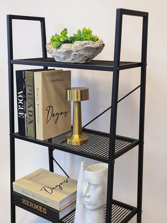 DEKORATİF SİYAH METAL PİRAMİT KİTAPLIK 4 RAFLI ÇOK AMAÇLI STAND SALON VE ÇALIŞMA ODASI DÜZENLEYİCİ 