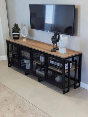DEKORATİF METAL GÖVDELİ AHŞAP RAFLI TV ÜNİTESİ 3 RAFLI 4 KAPAKLI TV SEHPASI 150 x 36 CM TELEVİZYON ÜNİTESİ 