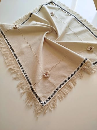 Naturel El İşi Güllü Antika İşli Otantik Vintage Güpürlü Organik Saçaklı Masa Örtüsü 90x90 cm