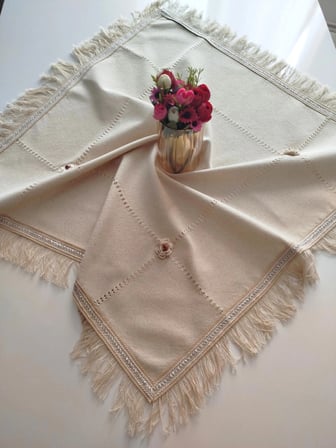 Naturel El İşi Güllü Antika İşli Otantik Vintage Güpürlü Organik Saçaklı Masa Örtüsü 80x80 cm