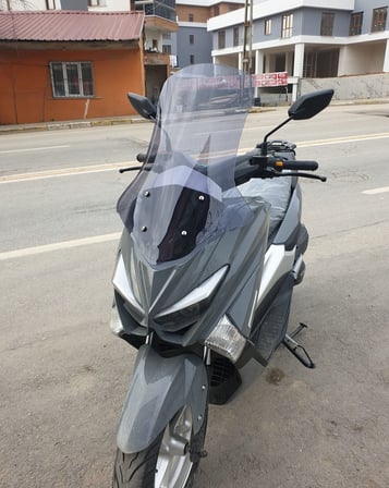 MOTOCAM Volta Apec Apx5 Ön Cam 2023-2026 Model 68cm Füme Renkli 4mm ORTA BOYLU