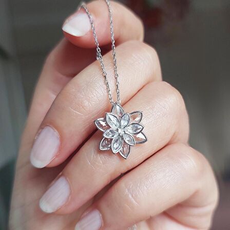 Vaoov 925 Ayar Gümüş Beyaz Taşlı Lotus Çiçeği Kolye