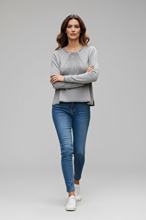 KADIN YAKA VE KOL AĞZI TAŞLI ETEK DESENLİ BLUZ