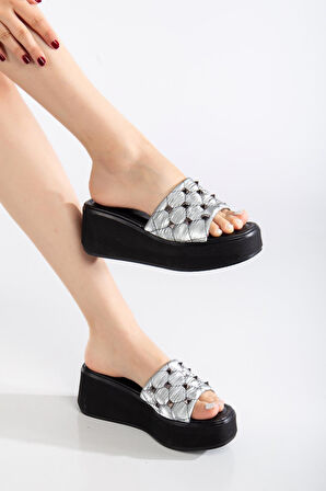 Suins Wanda Model Zımba Aksesuarlı Terlik