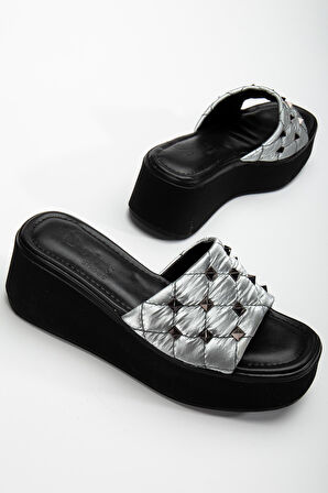 Suins Wanda Model Zımba Aksesuarlı Terlik