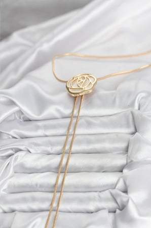 Pirinç Gold Renk Gül Model Asansörlü Kadın Kolye -1492