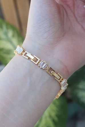 Vip Seri Pirinç Zirkon Taşlı Gold Renk Kare Su Yolu Model Bileklik -1492
