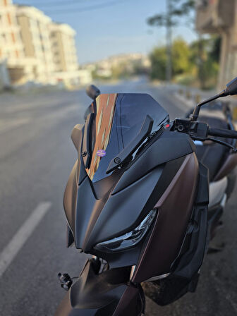 MOTOCAM Yamaha Xmax 250 Siperlik Ön Cam 2018-2022 Model 36cm Siyah Renkli 4mm ORİJİNAL BOYLU