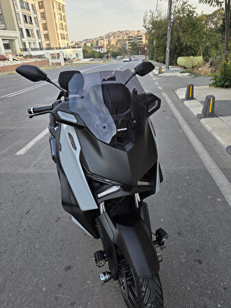 MOTOCAM Yamaha Xmax Techmax Siperlik Ön Cam 2025 Model 39cm Füme Renkli 4mm Asansörlü