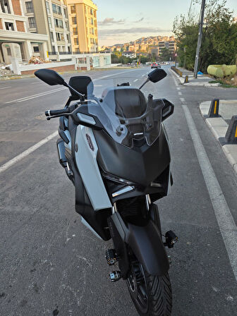 MOTOCAM Yamaha Xmax Techmax Siperlik Ön Cam 2025 Model 39cm Şeffaf Renkli 4mm Asansörlü