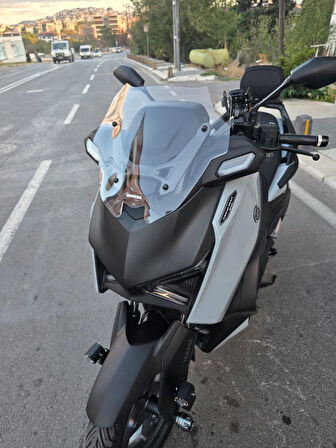 MOTOCAM Yamaha Xmax Techmax Siperlik Ön Cam 2025 Model 39cm Şeffaf Renkli 4mm Asansörlü