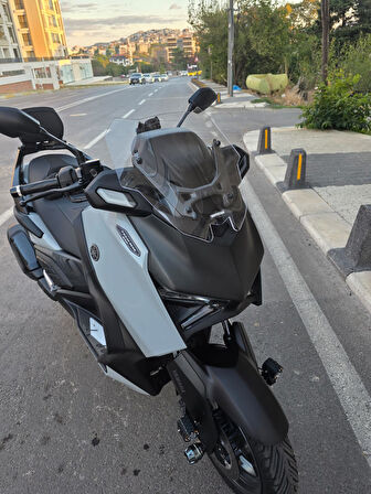 MOTOCAM Yamaha Xmax Techmax Siperlik Ön Cam 2025 Model 39cm Şeffaf Renkli 4mm Asansörlü