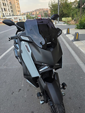 MOTOCAM Yamaha Xmax Techmax Siperlik Ön Cam 2025 Model 39cm Siyah Renkli 4mm Asansörlü