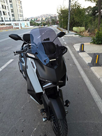 MOTOCAM Yamaha Xmax Techmax Siperlik Ön Cam 2025 Model 52cm Füme Renkli 4mm Asansörlü