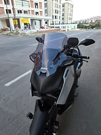 MOTOCAM Yamaha Xmax Techmax Siperlik Ön Cam 2025 Model 52cm Füme Renkli 4mm Asansörlü