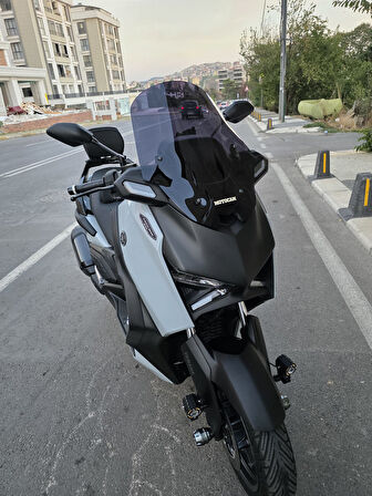 MOTOCAM Yamaha Xmax Techmax Siperlik Ön Cam 2025 Model 52cm Siyah Renkli 4mm Asansörlü
