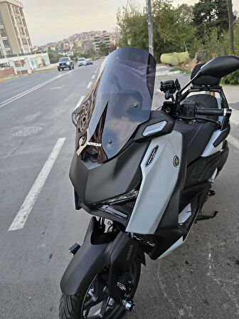 MOTOCAM Yamaha Xmax Techmax Siperlik Ön Cam 2025 Model 52cm Siyah Renkli 4mm Asansörlü