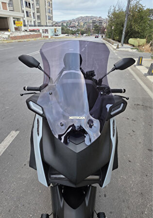 MOTOCAM Yamaha Xmax Techmax Siperlik Ön Cam 2025 Model 63cm Füme Renkli 4mm Asansörlü
